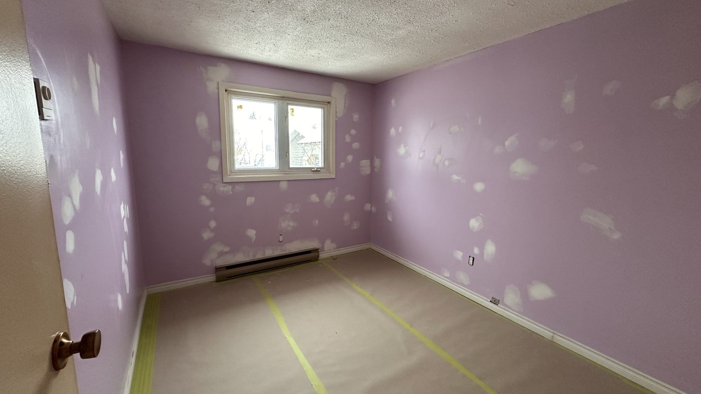 Interior painting before - yellowed walls and ceiling